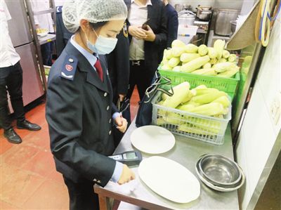 银川开展 随机查餐厅 发现问题现场责令整改